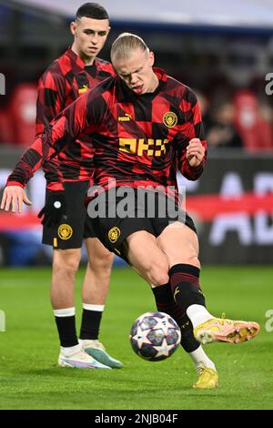 Leipzig, Allemagne. 22nd févr. 2023. Football: Ligue des Champions, RB Leipzig - Manchester City, knock out round, Round of 16, première étape à Red Bull Arena, Erling Haaland de Manchester City se réchauffe avant le match. Credit: Hendrik Schmidt/dpa/Alay Live News Banque D'Images