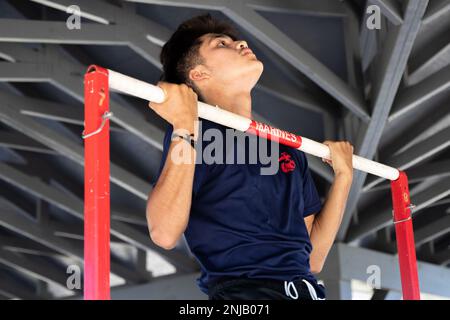 Un poolee, dans le programme d'entrée retardée à la sous-station de recrutement de corps des Marines Tupelo, mène des pull-ups lors d'un test de force initial à Tupelo, Mississippi, le 6 août 2022. L'IST se compose de pull-ups, de croquages chronométrés ou de planches, et d'une course de 1,5 miles afin d'évaluer et de préparer les futures Marines pour la formation de recrutement. Banque D'Images