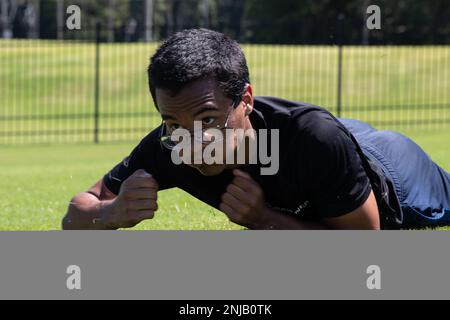 Un poolee, dans le Programme d'entrée retardée à la sous-station de recrutement de corps de Marine Tupelo, les bas rampants pendant un entraînement de fitness de combat à Tupelo, Mississippi, le 6 août 2022. Le but de cet entraînement était de présenter les futures Marines au test de forme physique de combat, une évaluation qui va au-dessus des manoeuvres de base et des porte-vies que les Marines utilisent. Banque D'Images