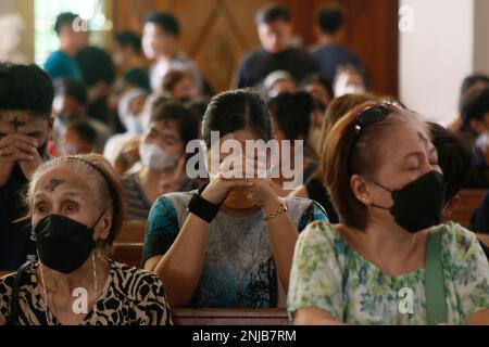 Antipolo City, Rizal, Philippines. 22nd févr. 2023. L'adorateur reçoit des marques de croix de cendres sur son front pendant l'observance du mercredi des cendres à Antipolo. Le mercredi des cendres est traditionnellement observé par les catholiques, qui reçoivent des marques de leurs fronts avec des cendres et rapide pour commencer la saison de Lenten. La croix de cendre sur les fronts des observateurs est destinée à symboliser la mortalité et la pénitence pour leur péché. (Credit image: © Ryan Eduard Benaid/ZUMA Press Wire) USAGE ÉDITORIAL SEULEMENT! Non destiné À un usage commercial ! Banque D'Images