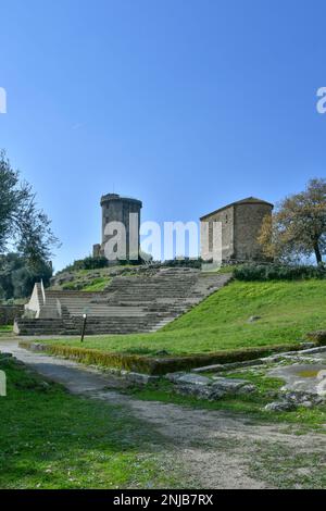 Ancienne tour dans le parc archéologique d'une ville gréco-romaine dans la province de Salerne, dans l'État de Campanie. Banque D'Images