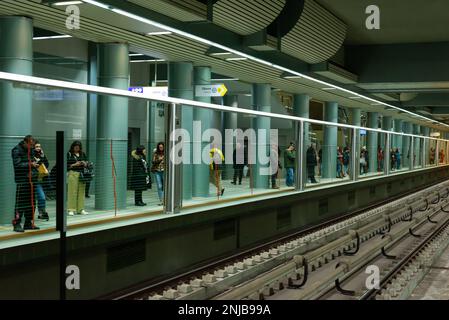 Les gens qui attendent un train derrière la plate-forme verticale automatique écrans barrières dans le métro, métro ou station de métro à Sofia, Bulgarie, Europe de l'est, Balkans, UE Banque D'Images