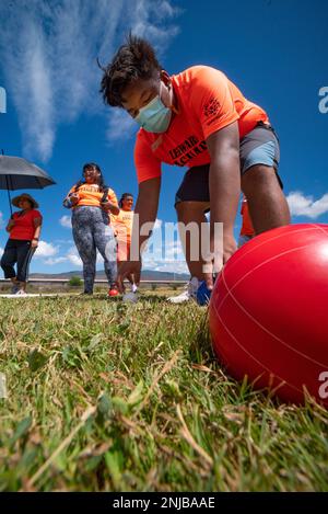 Les membres de l'escadron de génie civil 163D de la base aérienne de la réserve de mars se sont rendus à Ewa Beach, dans l'État de l'Ohio, pour aider à organiser une installation pour les athlètes handicapés des Jeux olympiques spéciaux d'Hawaï. Special Olympics est un mouvement mondial d'inclusion qui utilise quotidiennement des programmes de sport, de santé, d'éducation et de leadership dans le monde entier pour mettre fin à la discrimination à l'égard des personnes handicapées mentales et les responsabiliser. Banque D'Images