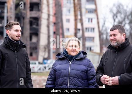 Un ministre de la défense de la République de Macédoine du Nord, Slavjanka Petrovska (deuxième gauche) visite des immeubles d'appartements bombardés à Irpin, au nord-ouest de Kiev, capitale de l'Ukraine sur 22 février 2023, où une invasion terrestre des forces russes a fait le point sur Kiev au début de l'agression russe contre l'Ukraine en février 2022. Alors que l'invasion à grande échelle de l'Ukraine par les forces russes approche son premier anniversaire, de nombreux bâtiments de la région de Kiev sont encore détruits et les résidents espèrent être en mesure de rentrer chez eux. (Photo par Dominika Zarzycka/Sipa USA) Banque D'Images