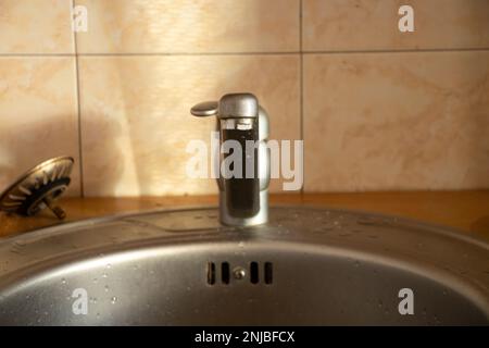 robinet d'eau froide et chaude dans l'évier de cuisine Banque D'Images