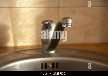 robinet d'eau froide et chaude dans l'évier de cuisine Banque D'Images