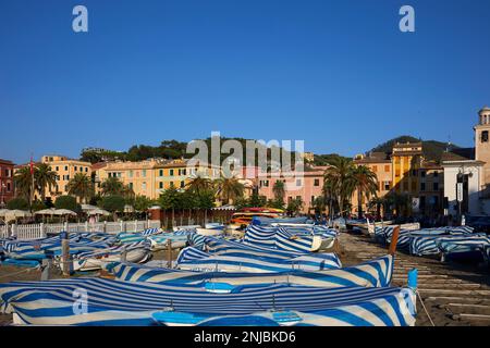 Bateaux dans le port de Sestri Levante, Italie Banque D'Images