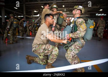 Le Jumpmaster de l'armée américaine effectue une inspection personnelle Jumpmaster (JMPI) sur les parachutistes de l'armée américaine et internationaux lors du Leapfest 2022 au Quonset Army Aviation support Facility dans le comté de Washington, Rhode Island, le 6 août 2022. Le Leapfest est le plus grand événement international d'entraînement de parachute de ligne statique et la compétition organisée par le 56th Troop Command, Rhode Island Army National Guard, pour promouvoir la formation technique de haut niveau et l'esprit de corps au sein de la communauté aéroportée internationale. Aéroporté, CH-47 Chinook, Leapfest, Banque D'Images