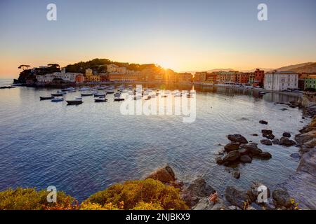 Baie silencieuse au coucher du soleil, Sestri Levante, Italie Banque D'Images