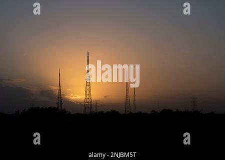 Pylônes électriques au coucher du soleil au Mexique Banque D'Images