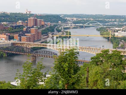 Pittsburgh, « City of Bridges » : d'avant en arrière se trouvent Panhandle, Liberty, South 10th Street et Birmingham ponts au-dessus de la rivière Monongahela. Banque D'Images