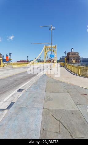 L'un des ponts « trois Sœurs » de Pittsburgh, le pont Andy Warhol, appelé pont 7th Street, traverse la rivière Allegheny au 7th Street. Banque D'Images