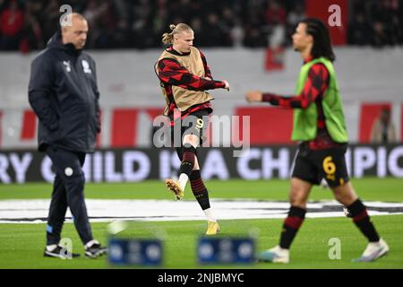 Leipzig, Allemagne. 22nd févr. 2023. Football: Ligue des Champions, RB Leipzig - Manchester City, knockout round, Round of 16, première étape à Red Bull Arena, Erling Haaland (M) de Manchester City se réchauffe avant le match. Credit: Hendrik Schmidt/dpa/Alay Live News Banque D'Images