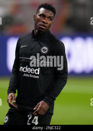 FRANCFORT, ALLEMAGNE - FÉVRIER 21 : Buta de Eintracht Francfort se réchauffe avant le tour de la Ligue des champions de l'UEFA du match de 16 Leg One entre Eintracht Frankfurt et SSC Napoli au stade de Francfort sur 21 février 2023 à Francfort, Allemagne (photo de René Nijhuis/Orange Pictures) Banque D'Images