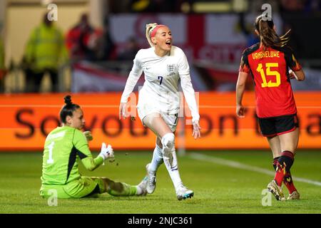 Chloe Kelly (au centre), en Angleterre, célèbre le troisième but de son côté du match, alors que le gardien de but de Belgique, Nicky Evrard (à gauche), regarde pendant le match de la coupe Arnold Clark à Ashton Gate, Bristol. Date de la photo: Mercredi 22 février 2023. Banque D'Images