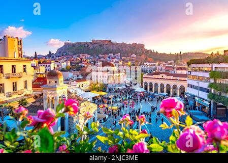 Place Monastiraki avec Acropole sur la colline, Athènes, Grèce Banque D'Images