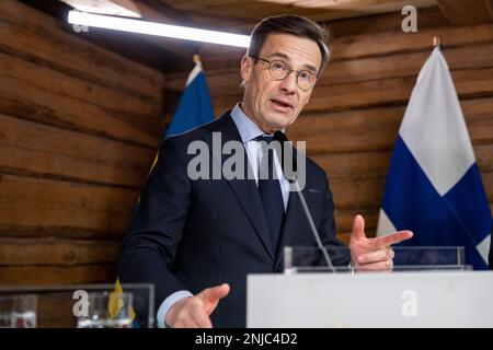 (230222) -- HARPSUND (SUÈDE), 22 février 2023 (Xinhua) -- le Premier ministre suédois Ulf Kristersson s'exprime lors d'une conférence de presse avec le Président finlandais Sauli Niinisto et le Premier ministre norvégien Jonas Gahr Store (non illustré) à Harpsund, en Suède, le 22 février 2023. Les dirigeants de la Suède, de la Finlande et de la Norvège se sont engagés mercredi à renforcer la coopération en matière de défense face aux défis de sécurité communs. (Ninni Andersson/bureaux gouvernementaux de Suède/document via Xinhua) Banque D'Images