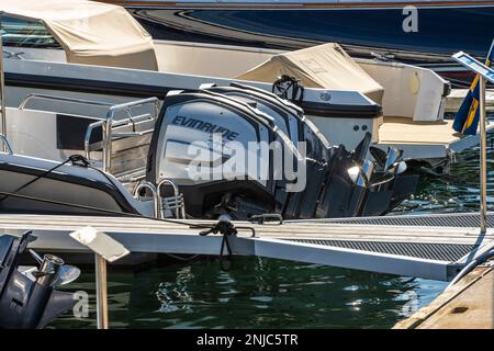 Kungälv, Suède - 15 juillet 2022: Bateau de moteur avec deux grands moteurs hors-bord Evinrude Banque D'Images