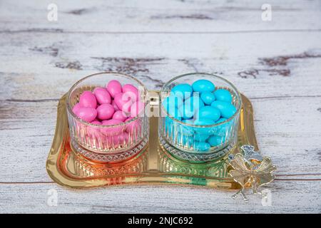 Bonbons aux amandes colorés et enrobés de chocolat dans des tons pastel dans un bol à sucre en cristal. Bonbons traditionnels turcs colorés aux amandes. candi coloré Banque D'Images