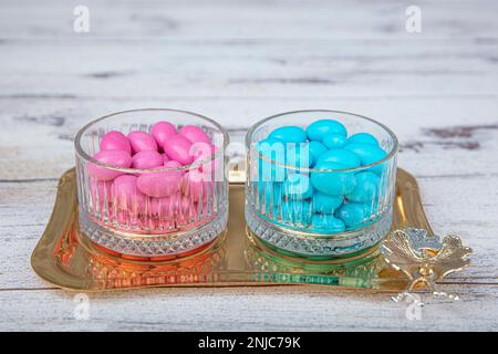 Bonbons aux amandes colorés et enrobés de chocolat dans des tons pastel dans un bol à sucre en cristal. Bonbons traditionnels turcs colorés aux amandes. candi coloré Banque D'Images