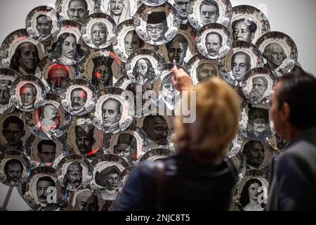 Madrid, Espagne. 22nd févr. 2023. Les gens observent le travail de l'artiste Carlos Aires, au cours de la première journée de l'ARCO, la Foire internationale d'art contemporain d'Espagne qui célèbre son édition de 42nd. Il restera jusqu'à dimanche, 26 février et un total de 211 galeries de 36 pays participent. Crédit : SOPA Images Limited/Alamy Live News Banque D'Images