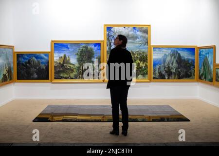 Madrid, Espagne. 22nd févr. 2023. Une femme observe une installation de la galerie NF, pendant le premier jour de l'ARCO, la Foire internationale d'art contemporain d'Espagne qui célèbre son édition 42nd. Il restera jusqu'à dimanche, 26 février et un total de 211 galeries de 36 pays participent. Crédit : SOPA Images Limited/Alamy Live News Banque D'Images