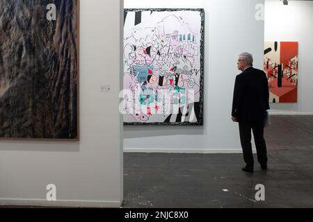 Madrid, Espagne. 22nd févr. 2023. Un homme regarde un tableau, pendant le premier jour de l'ARCO, la Foire internationale d'art contemporain d'Espagne qui célèbre son édition de 42nd. Il restera jusqu'à dimanche, 26 février et un total de 211 galeries de 36 pays participent. Crédit : SOPA Images Limited/Alamy Live News Banque D'Images