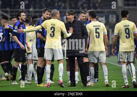 Milan, Italie. 22nd févr. 2023. Kepler Laveran Lima Ferreira alias Pepe du FC Porto soutient avec Simone Inzaghi entraîneur-chef du FC Internazionale lors du match de football de la Ligue des champions entre le FC Internazionale et le FC Porto au stade San Siro à Milan (Italie), 22 février 2023. Photo Andrea Staccioli/Insidefoto crédit: Insidefoto di andrea staccioli/Alamy Live News Banque D'Images