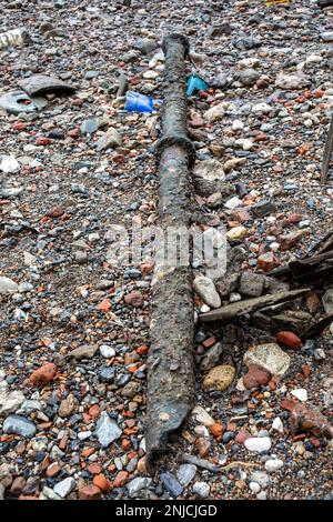 Vieille pipe rouillée sur la Tamise sur l'estran pendant la marée basse à Londres, en Angleterre Banque D'Images