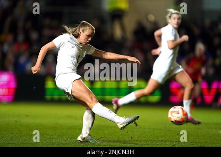 Georgia Stanway (à gauche), en Angleterre, tente une balle sur le but lors du match de la coupe Arnold Clark à Ashton Gate, Bristol. Date de la photo: Mercredi 22 février 2023. Banque D'Images