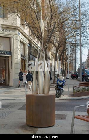 Vue sur la sculpture, «la danza del viento» (danse du vent) par Odnoder exposée dans la Calle Ortega y Gasset, quartier de luxe de Madrid (Madrid Golden Banque D'Images