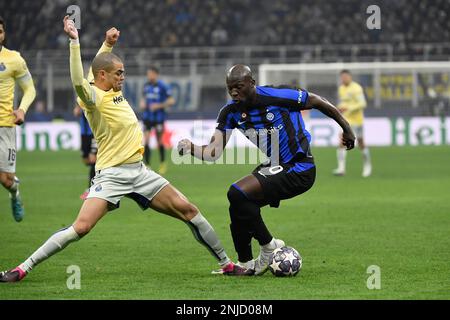 Milan, Italie. 22nd févr. 2023. Kepler Laveran Lima Ferreira alias Pepe du FC Porto et Romelu Lukaku du FC Internazionale lors du match de football de la Ligue des champions entre le FC Internazionale et le FC Porto au stade San Siro de Milan (Italie), 22 février 2023. Photo Andrea Staccioli/Insidefoto crédit: Insidefoto di andrea staccioli/Alamy Live News Banque D'Images