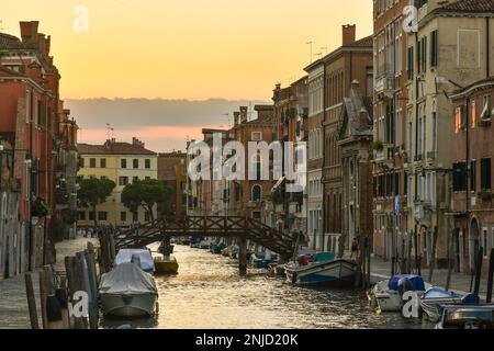 Canal Rio di San Girolamo avec pont en bois Ponte delle Cappuccine dans la sestière de Cannaregio au coucher du soleil, Venise, Vénétie, Italie Banque D'Images