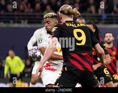 Le ballon manque le bras de Benjamin Henrichs de RB Leipzig dans les phases de la mort du jeu pendant le tour de la Ligue des champions de 16 première jambe de match à la Red Bull Arena à Leipzig, en Allemagne. Date de la photo: Mercredi 22 février 2023. Banque D'Images