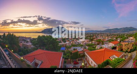 Palerme, Sicile, Italie dans le quartier de Mondello à l'aube. Banque D'Images