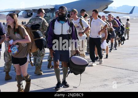 ÉTATS-UNIS Les aviateurs de la Force aérienne affectés à la 432nd e Escadre/432nd e Escadre expéditionnaire aérienne sont accueillis par des dirigeants, des amis et des membres de la famille à la base aérienne de Creech, Nevada, 6 août 2022. Les aviateurs revenaient d'un déploiement en Afrique. Banque D'Images