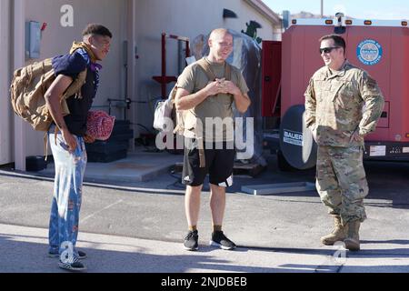 ÉTATS-UNIS Les aviateurs de la Force aérienne affectés à la 432nd e Escadre/432nd e Escadre expéditionnaire de la Force aérienne partagent un rire avec un officier supérieur non commandant de la base aérienne de Creech, Nevada, 6 août 2022. Les aviateurs revenaient d'un déploiement en Afrique. Banque D'Images