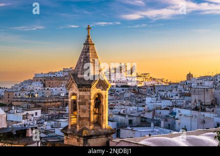Ostuni, Italie dans la province de Brindisi, région d'Apulia à l'aube. Banque D'Images
