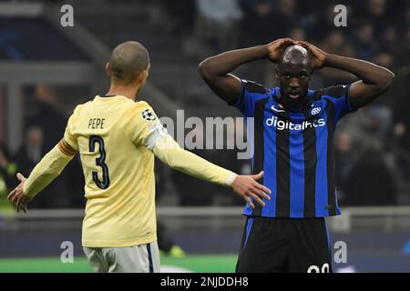 Milan, Italie. 22nd févr. 2023. Kepler Laveran Lima Ferreira alias Pepe du FC Porto et Romelu Lukaku du FC Internazionale lors du match de football de la Ligue des champions entre le FC Internazionale et le FC Porto au stade San Siro de Milan (Italie), 22 février 2023. Photo Andrea Staccioli/Insidefoto crédit: Insidefoto di andrea staccioli/Alamy Live News Banque D'Images