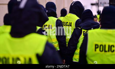 Policiers polonais dans des vestes fluorescentes jaunes Banque D'Images