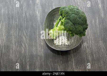 Le brocoli frais, cru et délicieux fraîchement récolté prêt à être haché et cuit dans un panier Banque D'Images