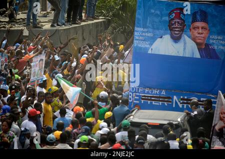 Lagos, Nigeria 21 février 2023 foule de partisans du parti comme Asiwaju Bola Ahmed Tinubu, candidat à la présidence, tous les progressistes Congrès (APC) pour les élections de 2023 tient le grand final de sa campagne au stade Teslim Balogun à Surulere, Lagos mardi, 21 février 2023. Photo d'Adekunle Ajayi Banque D'Images