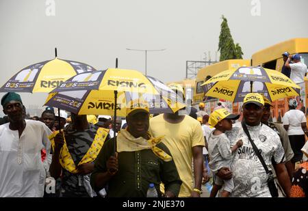 Lagos, Nigeria les partisans du Parti 21 février 2023 arrivent au stade Asiwaju Bola Ahmed Tinubu, candidat à la présidence, tous les progressistes Congrès (APC) pour 2023 les élections tiennent la finale de sa campagne au stade Teslim Balogun à Surulere, Lagos, mardi, 21 février 2023. Photo d'Adekunle Ajayi Banque D'Images