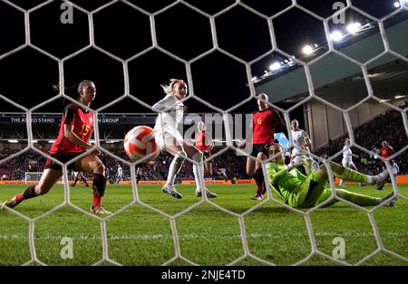 Chloe Kelly (au centre), en Angleterre, marque le troisième but du match de sa partie lors du match de la coupe Arnold Clark à Ashton Gate, Bristol. Date de la photo: Mercredi 22 février 2023. Banque D'Images