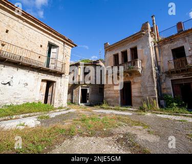 maisons dans une petite ville abandonnée dans le centre de l'italie Banque D'Images