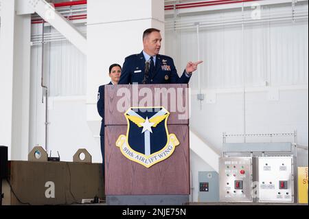 Le colonel Bryan M. Bailey, commandant de l'escadre du transport aérien du 911th septembre, s'adresse aux aviateurs et aux invités lors de sa cérémonie d'accession au commandement à la station de réserve aérienne de l'aéroport international de Pittsburgh, en Pennsylvanie, le 7 août 2022. Bailey était auparavant commandant du Groupe des opérations 911th, dirigeant plus de 249 militaires et civils. Banque D'Images