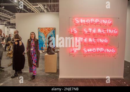 Les œuvres d'art de David Shrigley font du shopping. Les galeries apportent le meilleur de leurs stocks et de nombreux morceaux de facture récente, inédit pour le public. Chaque année en février, la capitale espagnole devient l'épicentre de la scène artistique nationale et internationale. Dans la vaste liste de foires de cette discipline que Madrid accueille, ARCO est l'un des plus pertinents. L'exposition d'art contemporain célèbre cette année son 42nd anniversaire avec la Méditerranée comme projet central, auquel s'ajoutent deux autres sections curées : l'ouverture par Allianz, qui sera à nouveau couronné comme espace f Banque D'Images