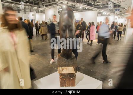 Œuvres d'art de Juame Plensa escultura. Les galeries apportent le meilleur de leurs stocks et de nombreux morceaux de facture récente, inédit pour le public. Chaque année en février, la capitale espagnole devient l'épicentre de la scène artistique nationale et internationale. Dans la vaste liste de foires de cette discipline que Madrid accueille, ARCO est l'un des plus pertinents. L'exposition d'art contemporain célèbre cette année son 42nd anniversaire avec la Méditerranée comme projet central, auquel s'ajoutent deux autres sections : l'ouverture par Allianz, qui sera à nouveau couronné comme un espace de découverte Banque D'Images