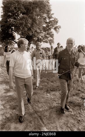 1976 le candidat présidentiel démocrate Jimmy carter dans sa ferme de Plains, en Géorgie. Carter discute avec l'ancien astronaute et sénateur américain John Glenn de la possibilité que Glenn devienne le vice-colistier présidentiel de carter. Banque D'Images