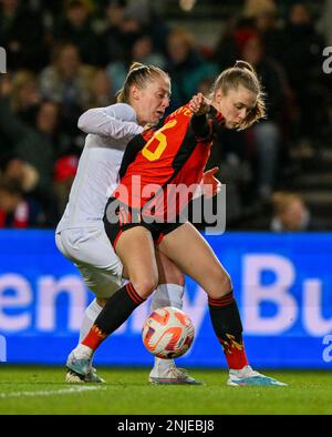 Keira Walsh (4) d'Angleterre et Valesca Ampoorter (26) de Belgique photographiés lors d'un match de football féminin amical entre les équipes nationales de football féminin d'Angleterre , appelées les Lionesses , Et la Belgique , appelée les flammes rouges , dans leur troisième et dernier match de la coupe Arnold Clark 2023 , mercredi 22 février 2023 à Bristol , ANGLETERRE . PHOTO SPORTPIX | David Catry Banque D'Images